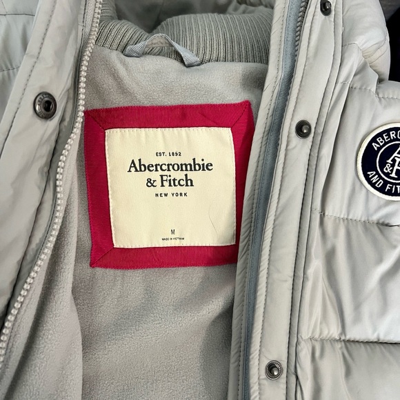 Abercrombie & Fitch Women’s Gray Hooded Puffer Vest - Picture 6 of 7
